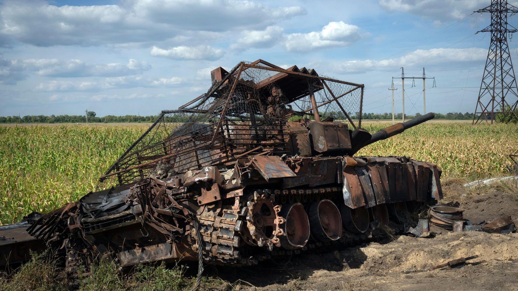 Ein zerstörter russischer Panzer steht am Straßenrand in der Nähe der Stadt Sudscha in Kursk. Die Ukraine rückt weiter im russischen Grenzgebiet vor.