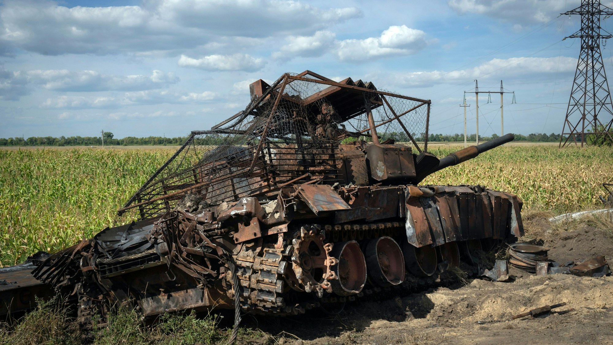 Ein zerstörter russischer Panzer steht am Straßenrand in der Nähe der Stadt Sudscha in Kursk. Die Ukraine rückt weiter im russischen Grenzgebiet vor.