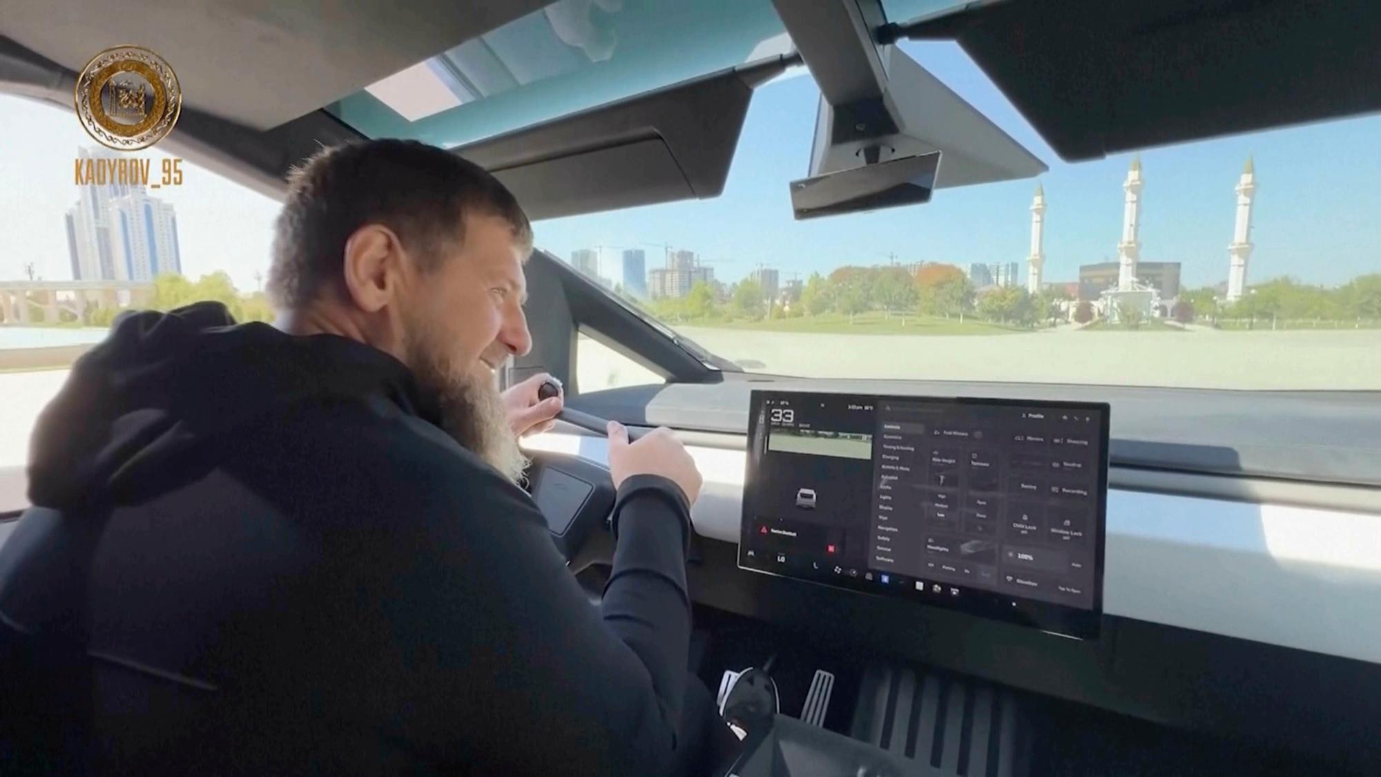 Auf diesem Standbild fährt Kadyrow einen mit einem Maschinengewehr ausgestatteten Tesla Cybertruck.