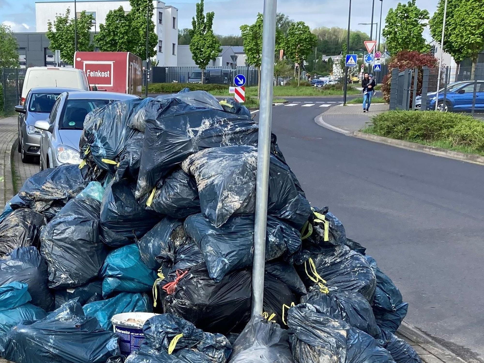 Das Bild zeigt zwei Dutzend Müllsäcke.
