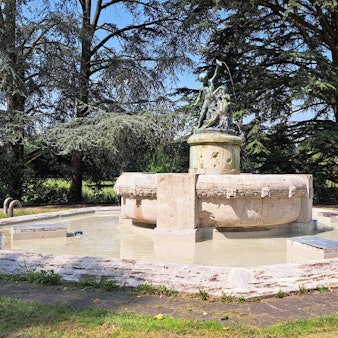Erfreuliche Neuigkeiten in Mülheim: Der Märchenbrunnen am Mülheimer Stadtgarten sprudelt wieder.