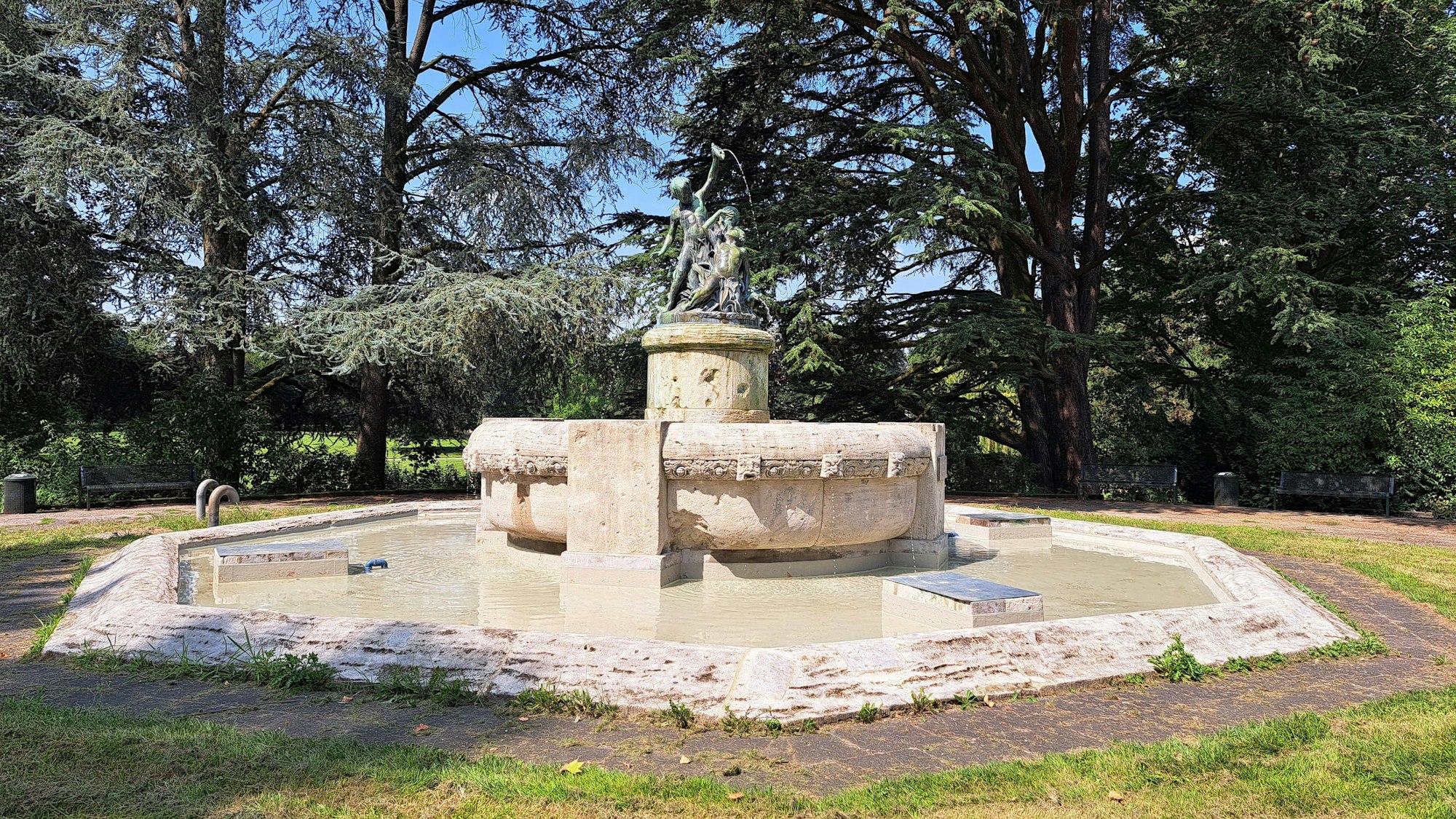 Blick auf einen Brunnen in einer Parkanlage