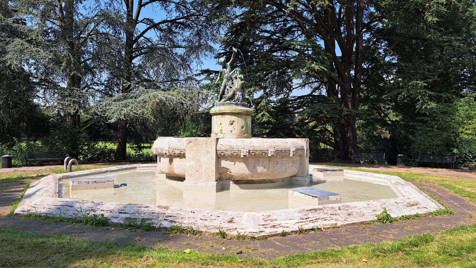 Blick auf einen Brunnen in einer Parkanlage