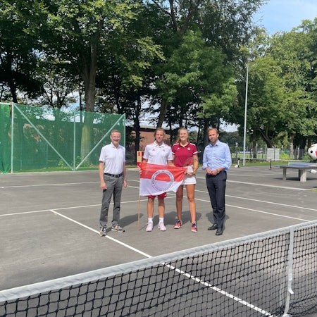 Gregor Timmer, Leiter des Sportamts und Robert Voigtsberger, Beigeordneter für Bildung, Jugend und Sport eröffnen das Sport Lab im Sportpark Köln-Müngersdorf