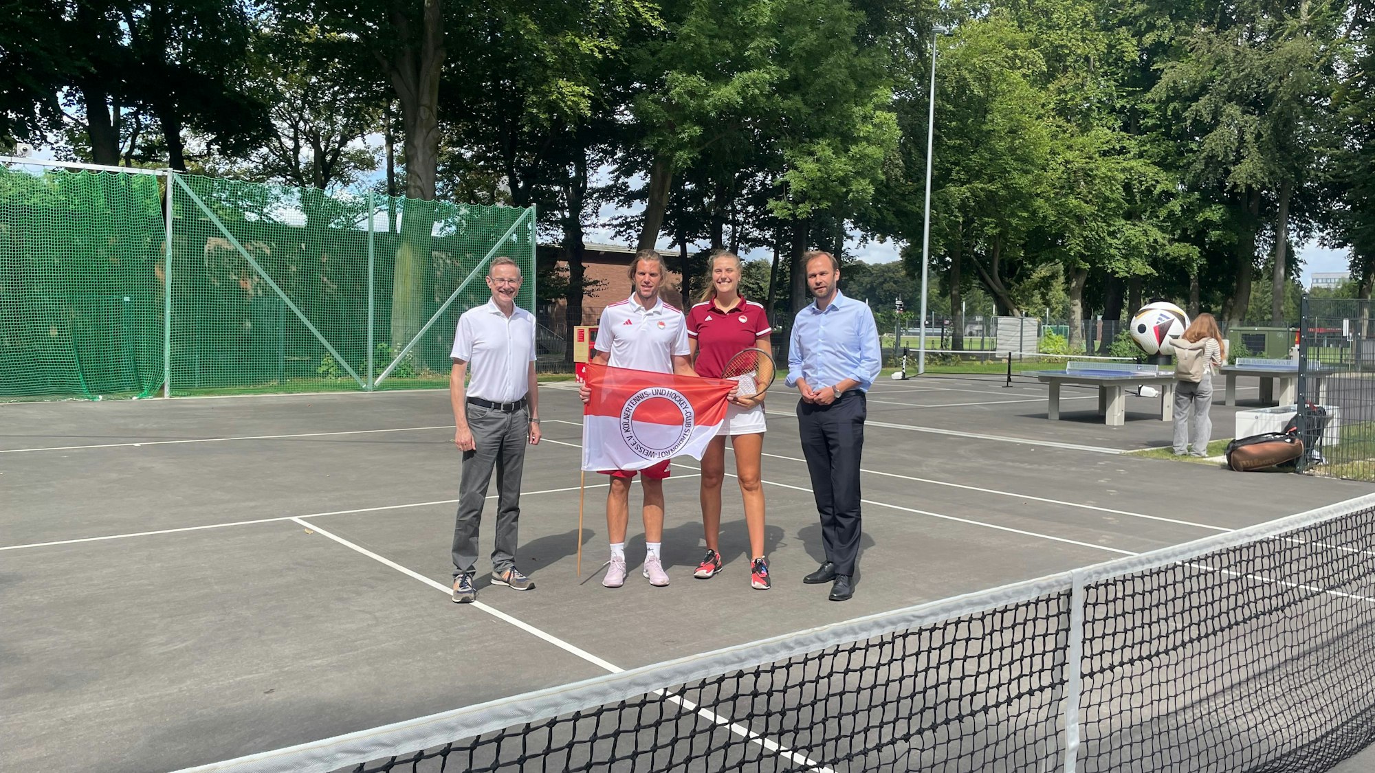 Gregor Timmer, Leiter des Sportamts und Robert Voigtsberger, Beigeordneter für Bildung, Jugend und Sport eröffnen das Sport Lab im Sportpark Köln-Müngersdorf