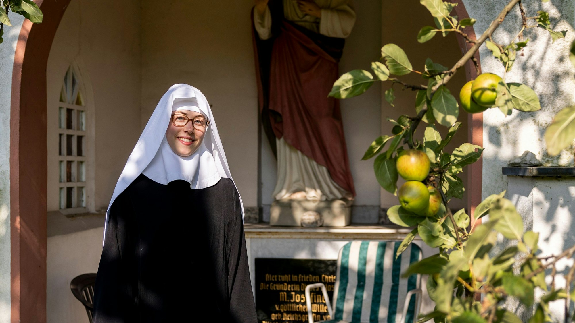 Schwester Maria steht im Garten des Benediktinerinnen-Klosters in Köln.