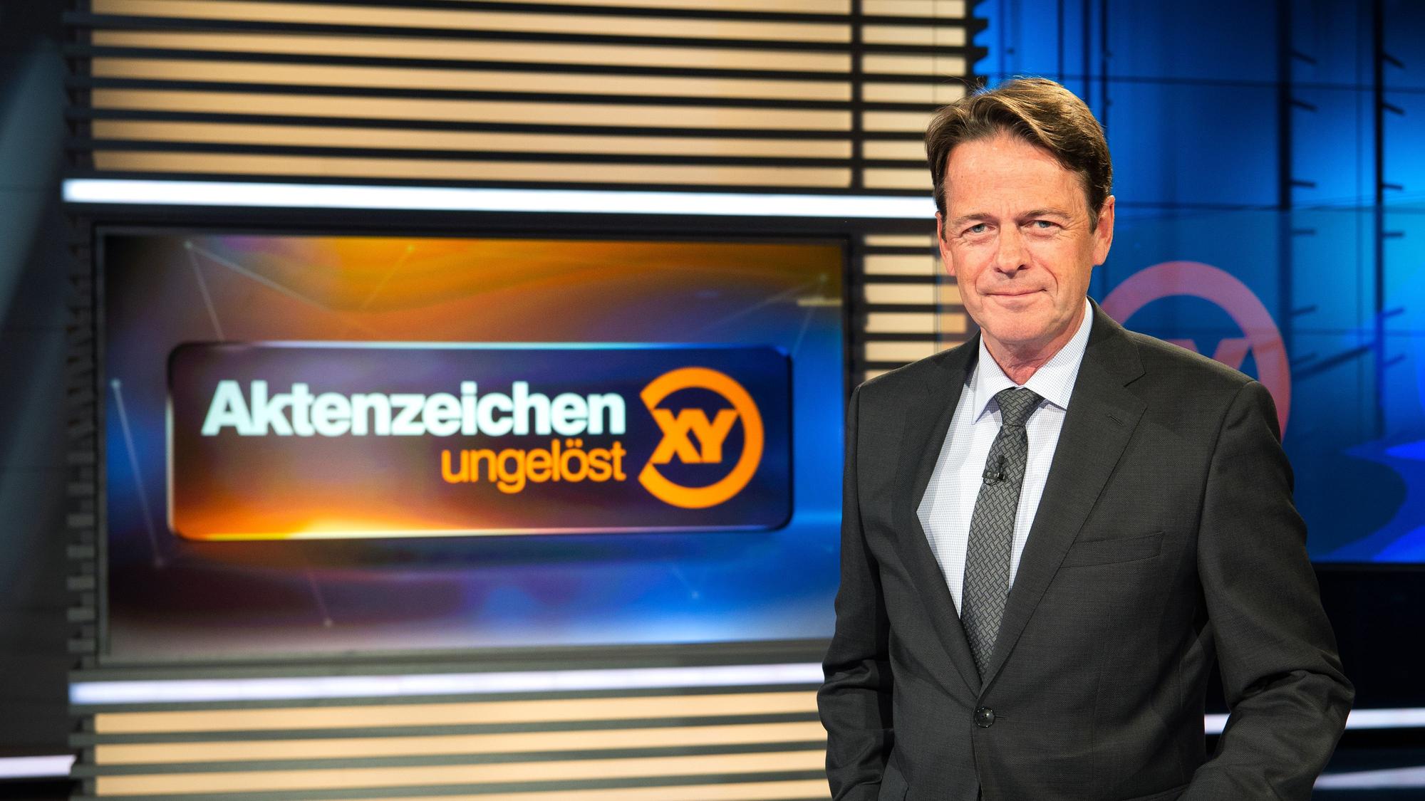 ZDF-Moderator Rudi Cerne im Studio der Sendung „Aktenzeichen XY ... ungelöst“