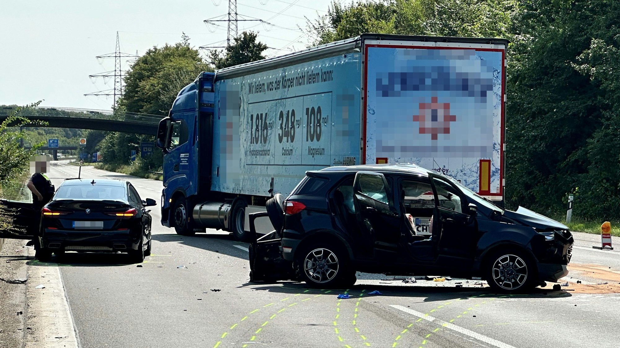 Ein Lkw und zwei Autos stehen nach einem Unfall auf der A59.
