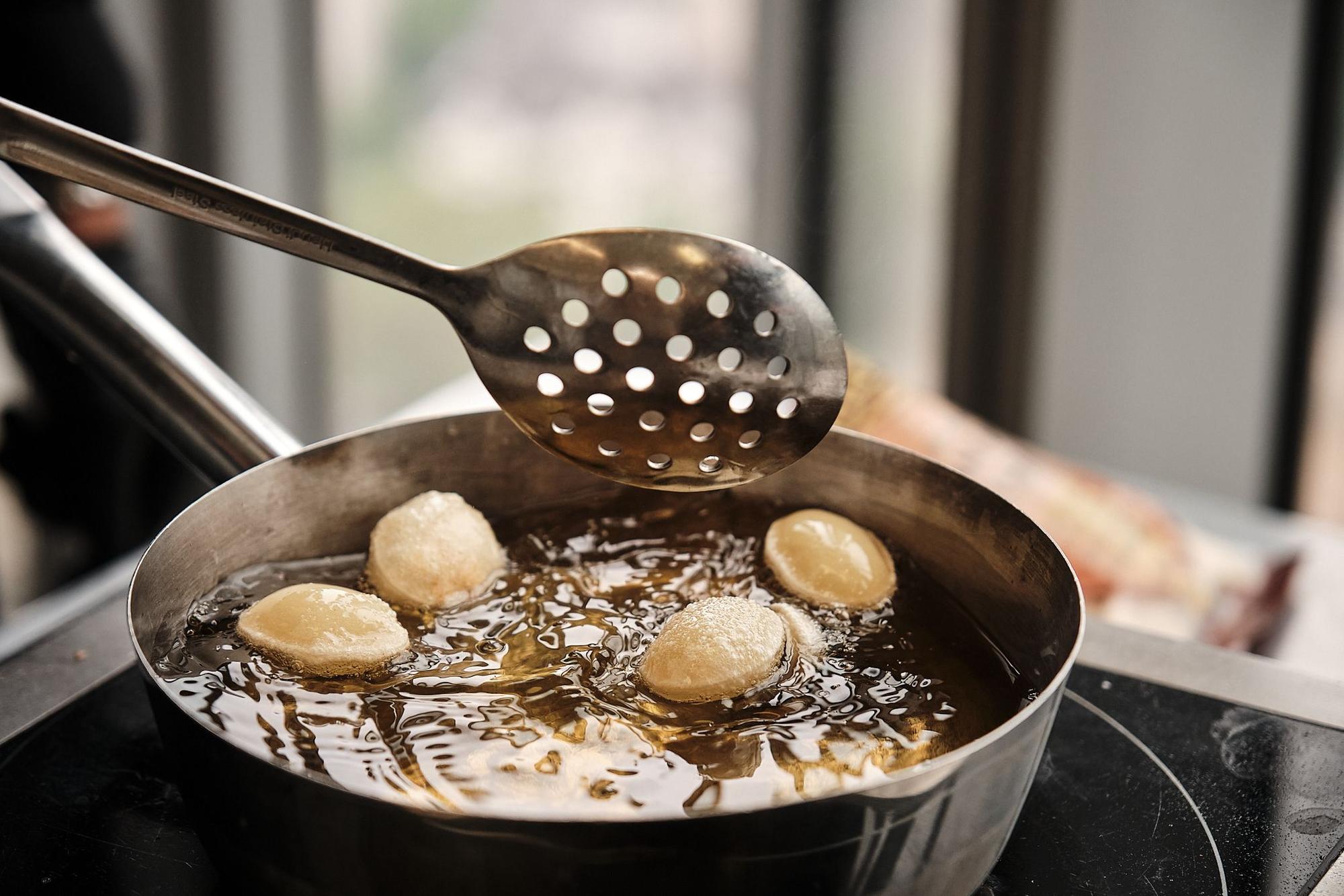 Die Pani Puri bei 160 Grad in einem Topf oder einer Fritteuse mit reichlich Pflanzenöl („Frittierfett geht auch“) ausbacken (