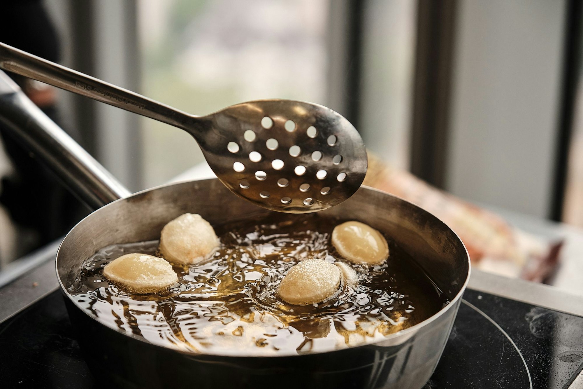 Die Pani Puri bei 160 Grad in einem Topf oder einer Fritteuse mit reichlich Pflanzenöl („Frittierfett geht auch“) ausbacken (