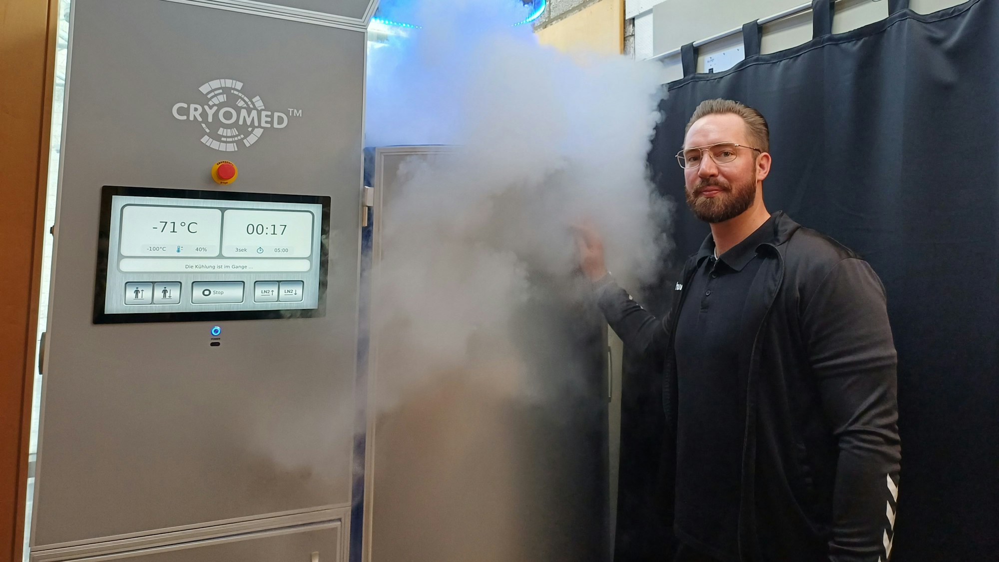 Ein Mann steht vor einer Kältekammer.