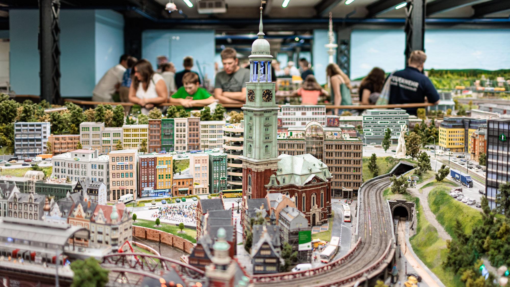 Besucher betrachten ein Modell im Miniatur-Wunderland, hier das Hamburger Wahrzeichen, den Michel.