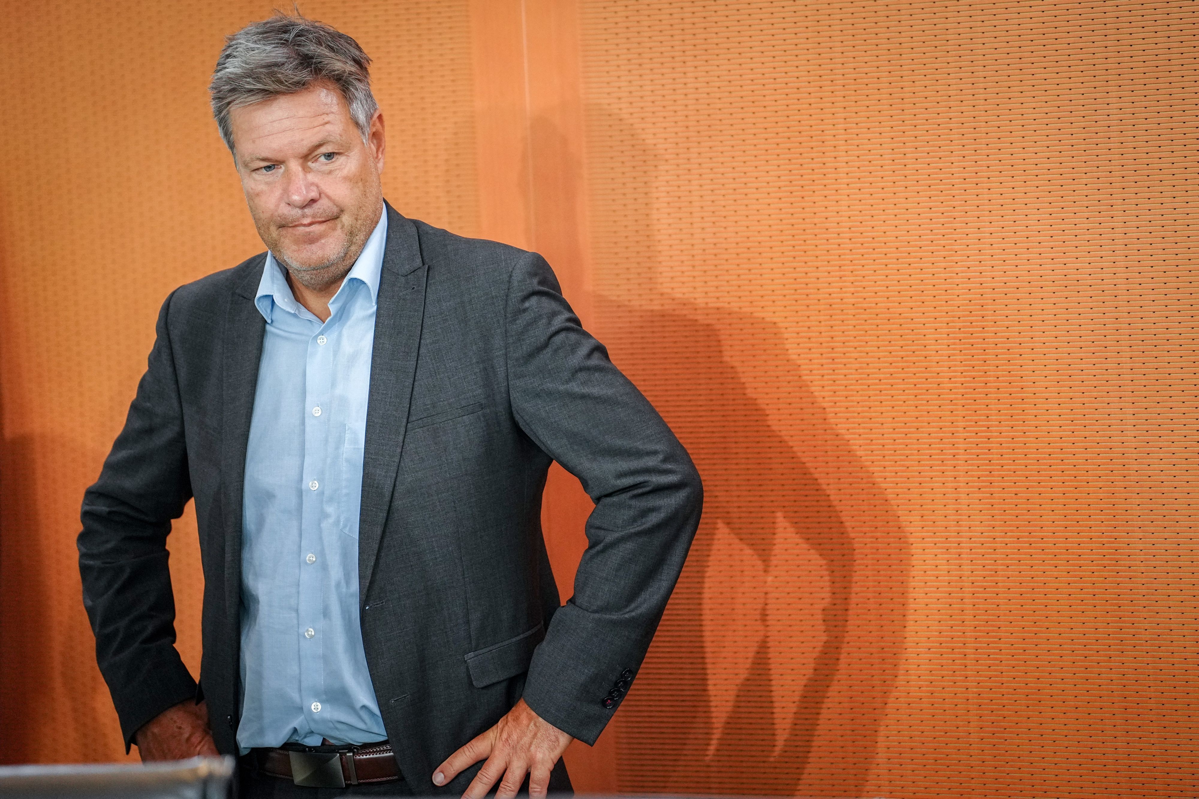 Robert Habeck (Bündnis 90/Die Grünen), Bundesminister für Wirtschaft und Klimaschutz, nimmt an der Sitzung des Bundeskabinetts im Bundeskanzleramt nach der Sommerpause teil.