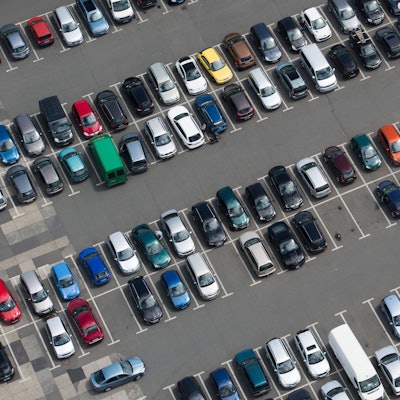 ARCHIV - 02.06.2015, Thüringen, Jena: Die Versicherer haben die jährlich berechneten Typklassen für Kraftfahrzeuge mitgeteilt. (zu dpa: «Schlechtere Haftpflicht-Klasse für 1,4 Millionen Autofahrer») Foto: Sebastian Kahnert/dpa-Zentralbild/dpa-tmn +++ dpa-Bildfunk +++