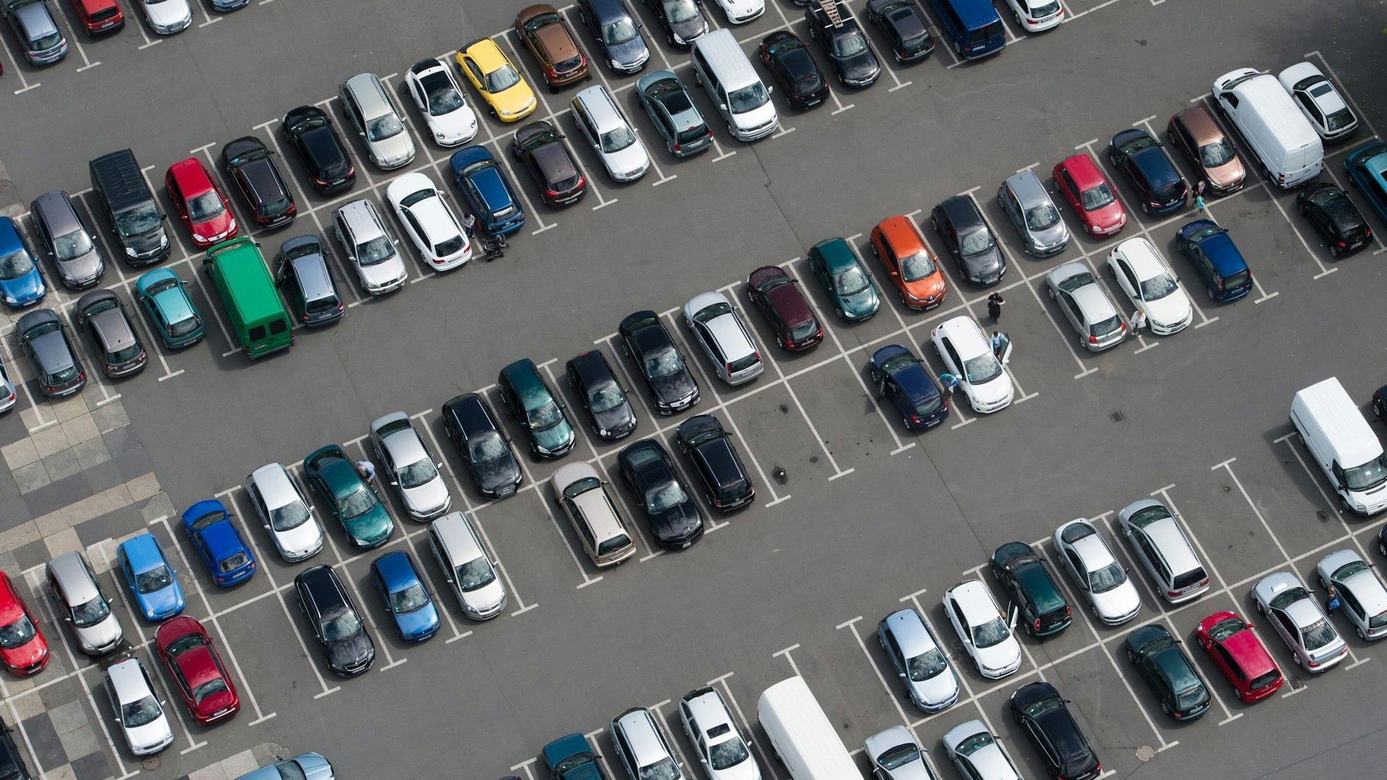 ARCHIV - 02.06.2015, Thüringen, Jena: Die Versicherer haben die jährlich berechneten Typklassen für Kraftfahrzeuge mitgeteilt. (zu dpa: «Schlechtere Haftpflicht-Klasse für 1,4 Millionen Autofahrer») Foto: Sebastian Kahnert/dpa-Zentralbild/dpa-tmn +++ dpa-Bildfunk +++