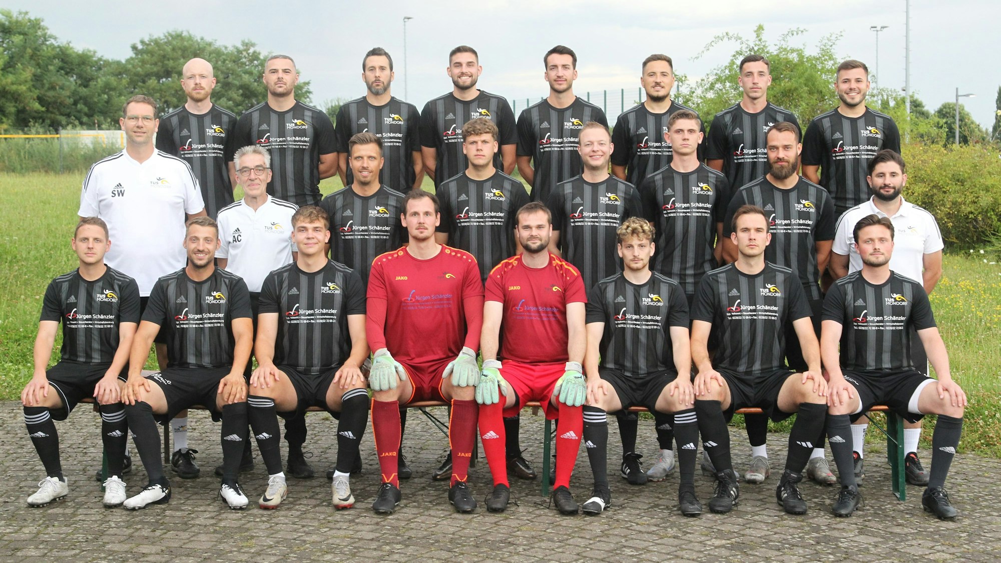 Ömer Ekinek, Rachid Eckert, Fabian Beck, Luca Schänzler, Tom Danielowski, Fynn Schänzler, Joshua Lux, Co-Trainer Sascha Wenzel (Mitte, von links), Betreuer Achim Christ, Niklas Scholl, Noah Wagner, Daniel Hersch, Benjamin Schmitt, Nico Rother, Trainer Mehmet Dogan, Alexander Böthling (unten, von links), Luca Weßling, Clemens Loke, Benedikt Menrath, Felix Kaul, Gino Lauriola, Severin Reinartz und Darren Boyles vom TuS Mondorf II.