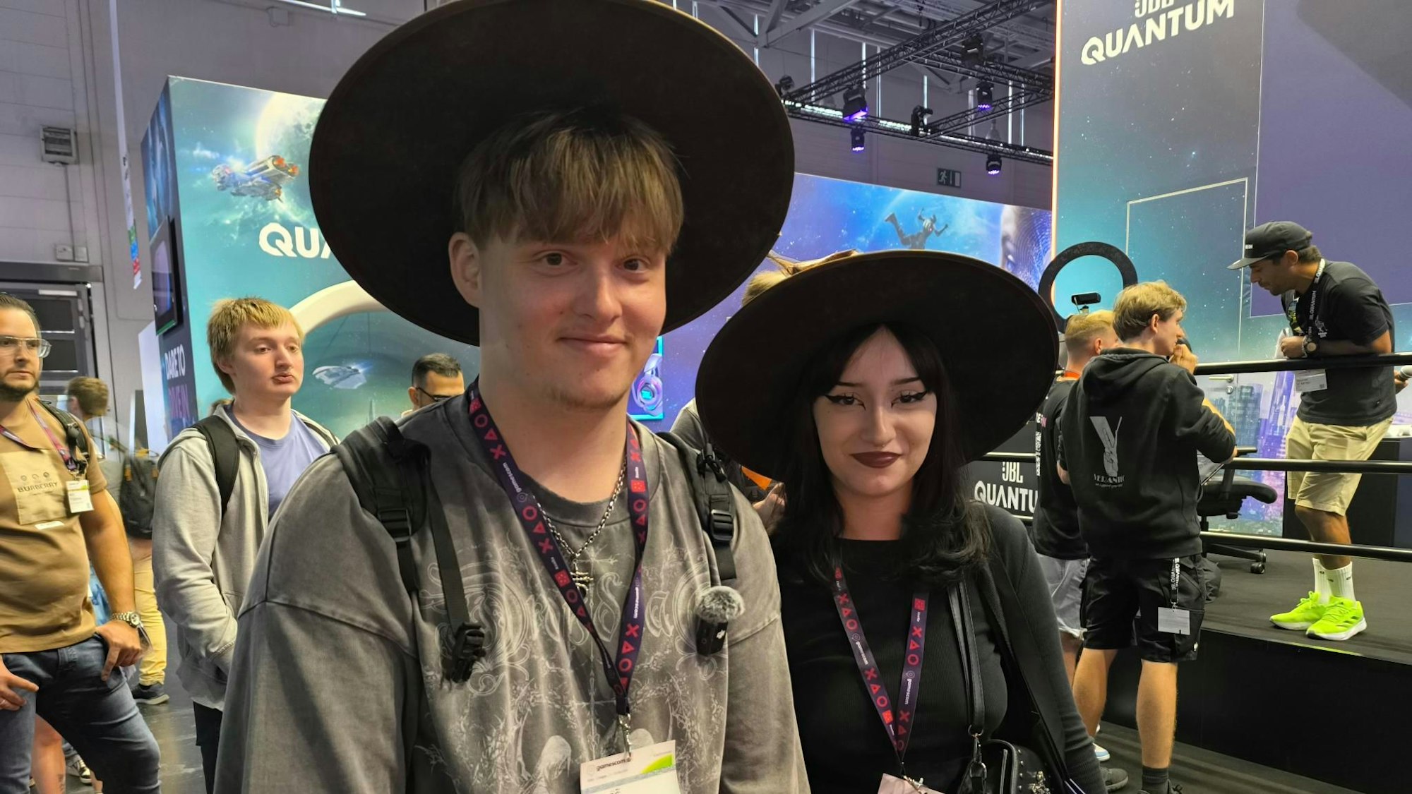 Auf der Gamescom 2024 in Köln beantworten Menschen aus der Gen Z typische Boomer-Fragen zu Gaming und co. Zudem wird ein Cosplay-Quiz umgesetzt.