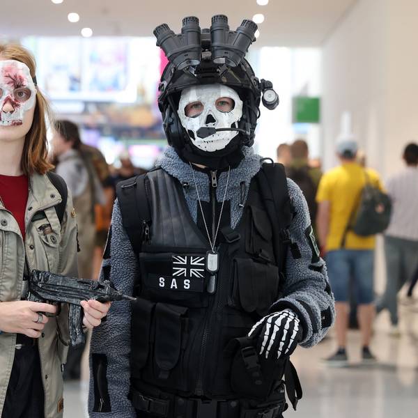 Zwei Gamescom-Besuchende im Cosplay, als Figuren aus dem Spiel „Call Of Duty: Ghosts“.