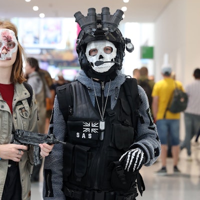 Zwei Gamescom-Besuchende im Cosplay, als Figuren aus dem Spiel „Call Of Duty: Ghosts“.