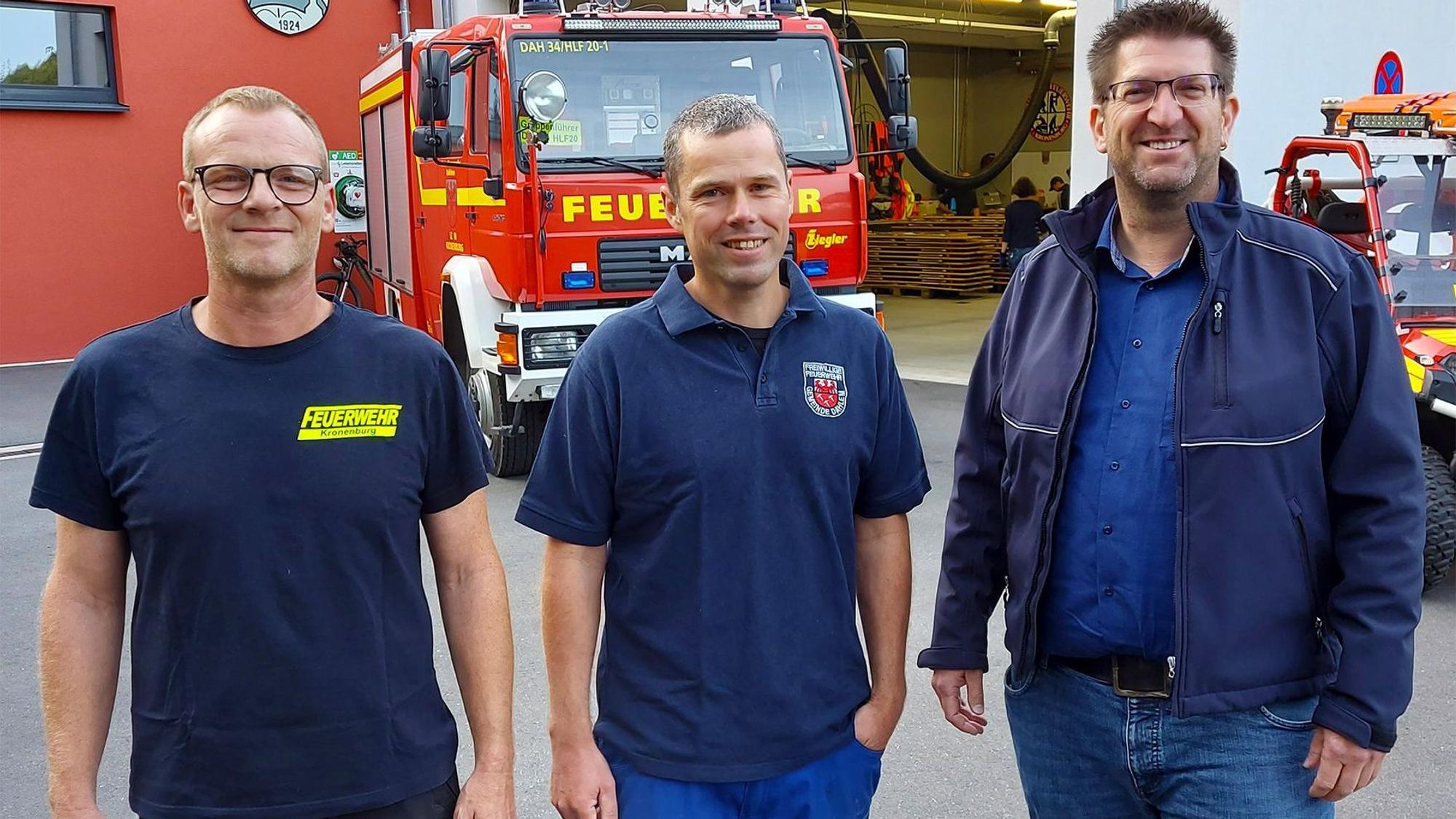 Mario Michels, Carsten Rader und Johannes Fahling haben sich für ein Foto aufgestellt.