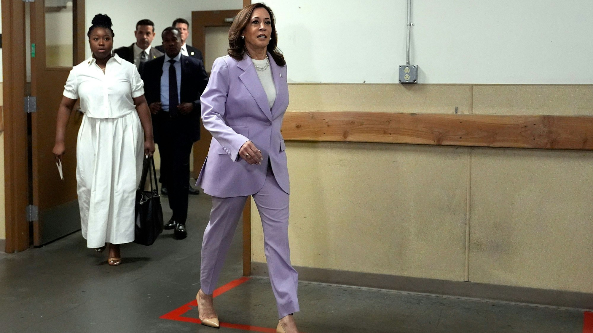 Die demokratische US-Präsidentschaftskandidatin und US-Vizepräsidentin Kamala Harris trifft in Phoenix ein, um eine Rede im Sheraton Hotel zu halten.