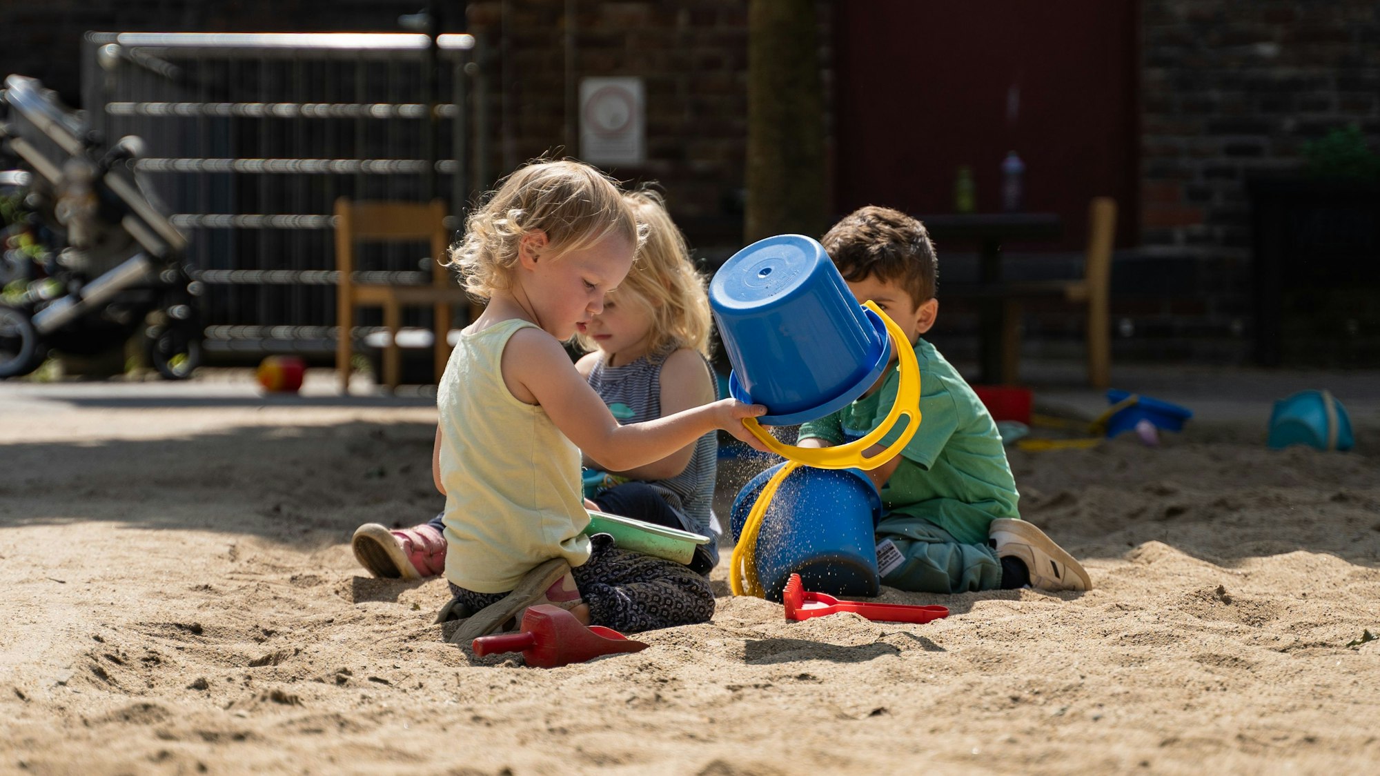 Luise, Marlene und Diren (v. l.) können nach dem Hochwasser wieder im Sandkasten der Adalbert-Stifter-Straße 10 spielen.