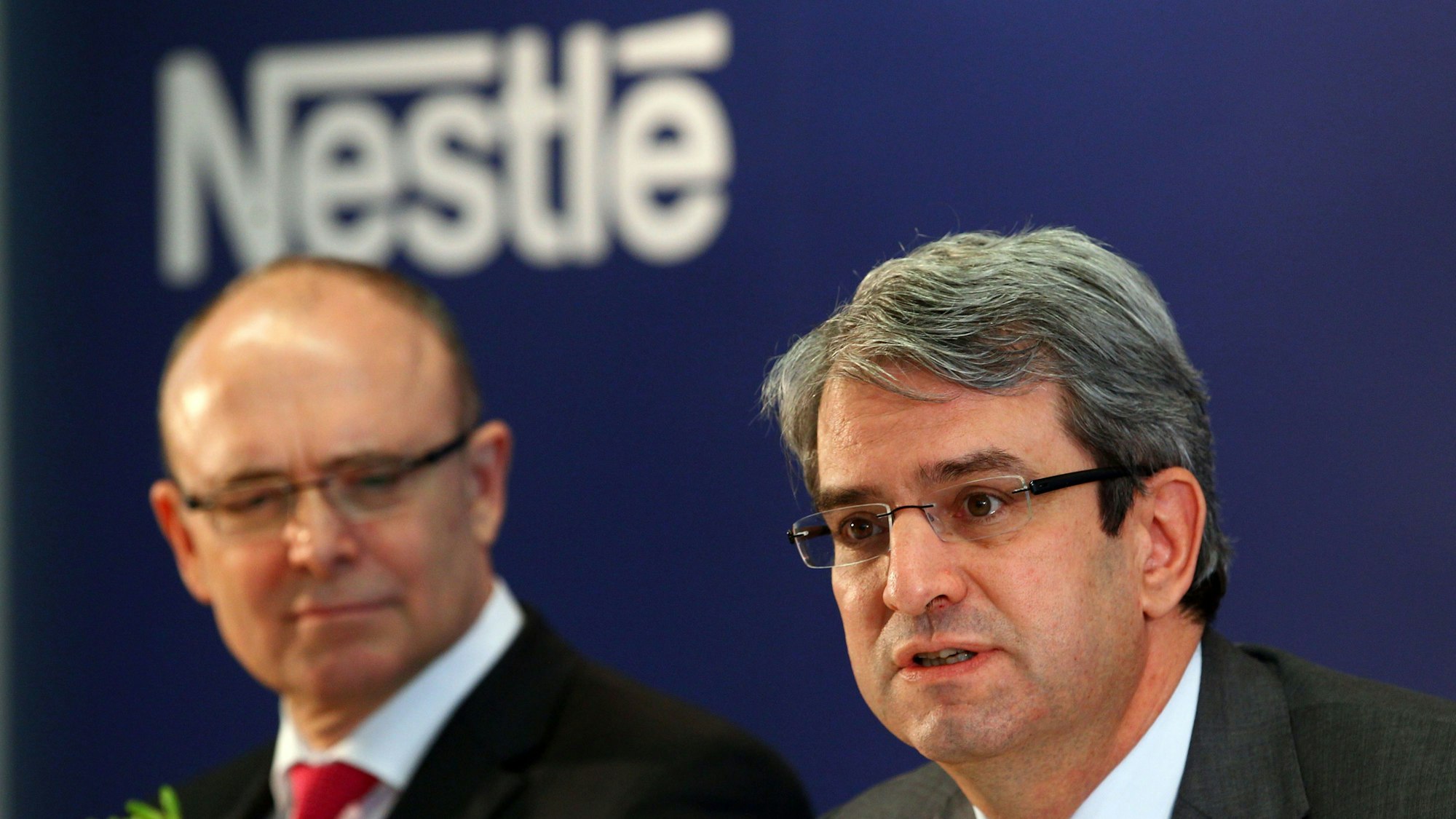 Als Nestlé-Europachef informierte Laurent Freixe (r) 2012 über das geplante Nestlé-Werk für Kaffekapseln in Schwerin, zusammen mit dem damaligen Ministerpräsidenten von Mecklenburg-Vorpommern, Erwin Sellering (SPD, l).