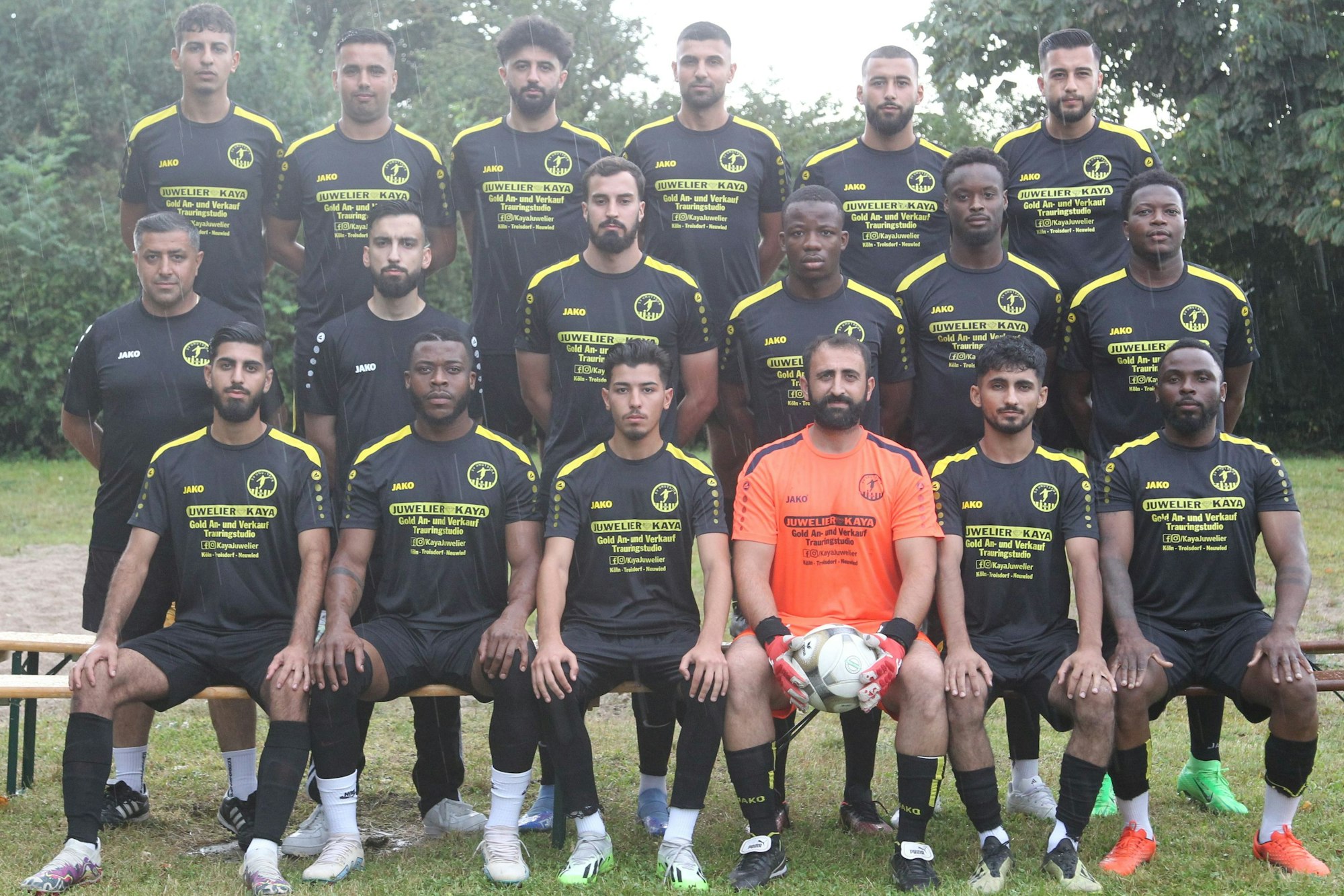 Yuri Moutaqi (oben, von links), Naser Afzal, Hassan Mohammed, Ali Secen, Mert Demir, Ahmet Öztürk, Trainer Medeni Üzer (Mitte, von links), Sportlicher Leiter Taha Ünal, Umutcan Akyurt, Haadi Maloko Mampuya, Clinton Mampuya, Castello de Sousa Barroso, Firat Arslan (unten von links), Andreas Mbenga, Chahin Ghribi, Deniz Vurucu, Abdülhaluk Karakas und Chris Kiesse Wete vom SV Umutspor Troisdorf