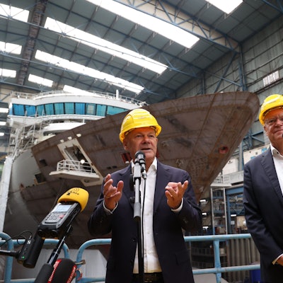 Bundeskanzler Olaf Scholz (SPD, l) und Stephan Weil (SPD), Ministerpräsident von Niedersachsen, geben in einer Werkshalle der Meyer Werft ein Presse-Statement ab.