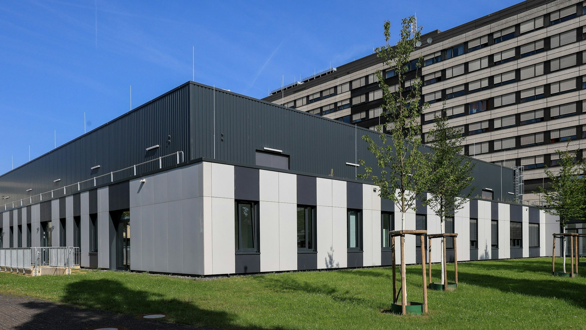 Neubau der Klinik für diagnostische und interventionelle Radiologie und Neuroradiologie im Krankenhaus Merheim von außen