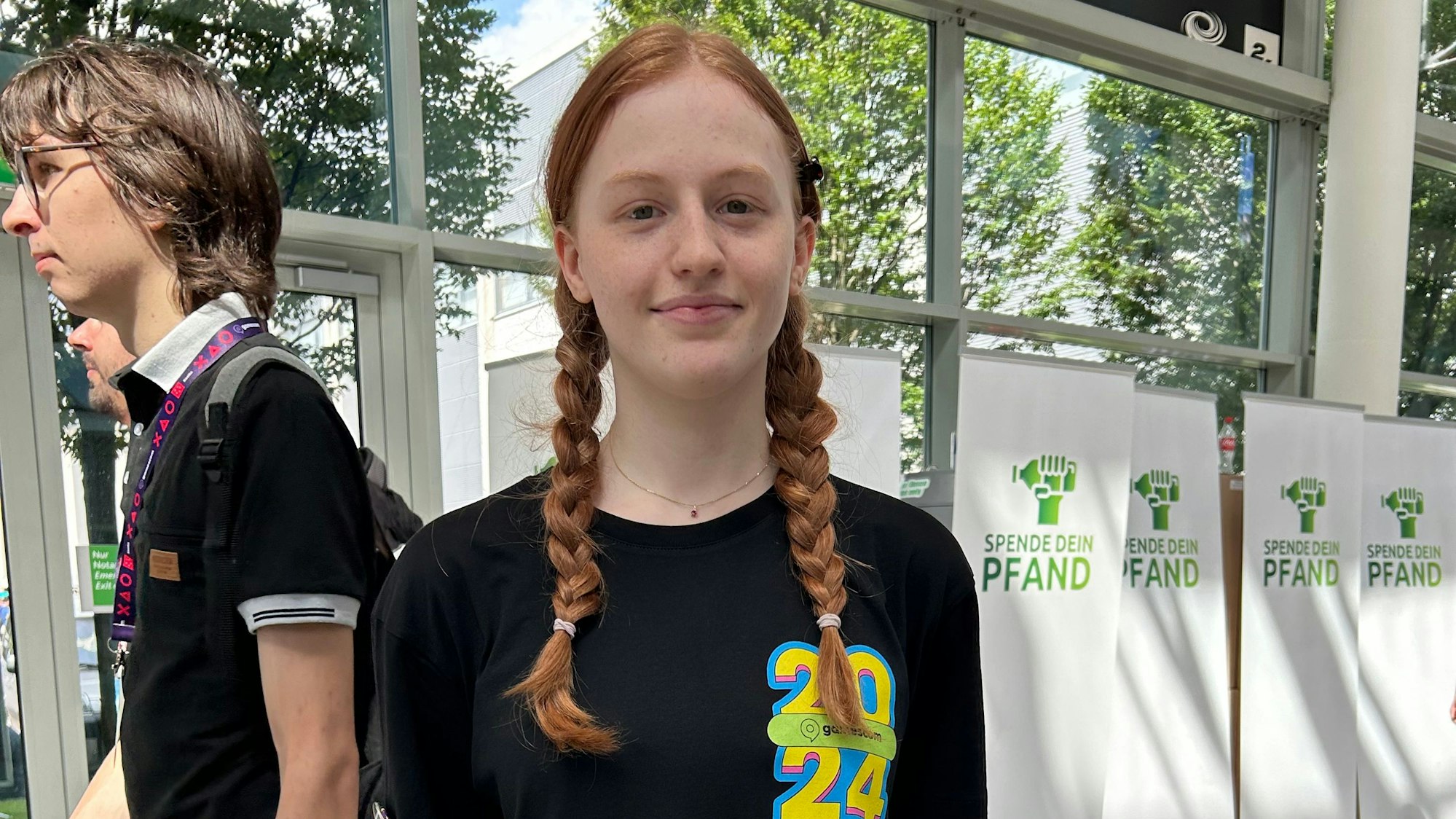 Auf der Gamescom 2024 in Köln beantworten Menschen aus der Gen Z typische Boomer-Fragen zu Gaming und co. Zudem wird ein Cosplay-Quiz umgesetzt.