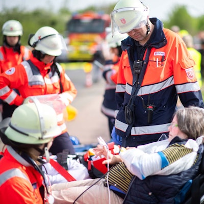 Bei einer Katastrophenschutzübung in Euskirchen kümmern sich Rettungsdienst-Mitarbeiter um eine Verletzten-Darstellerin.