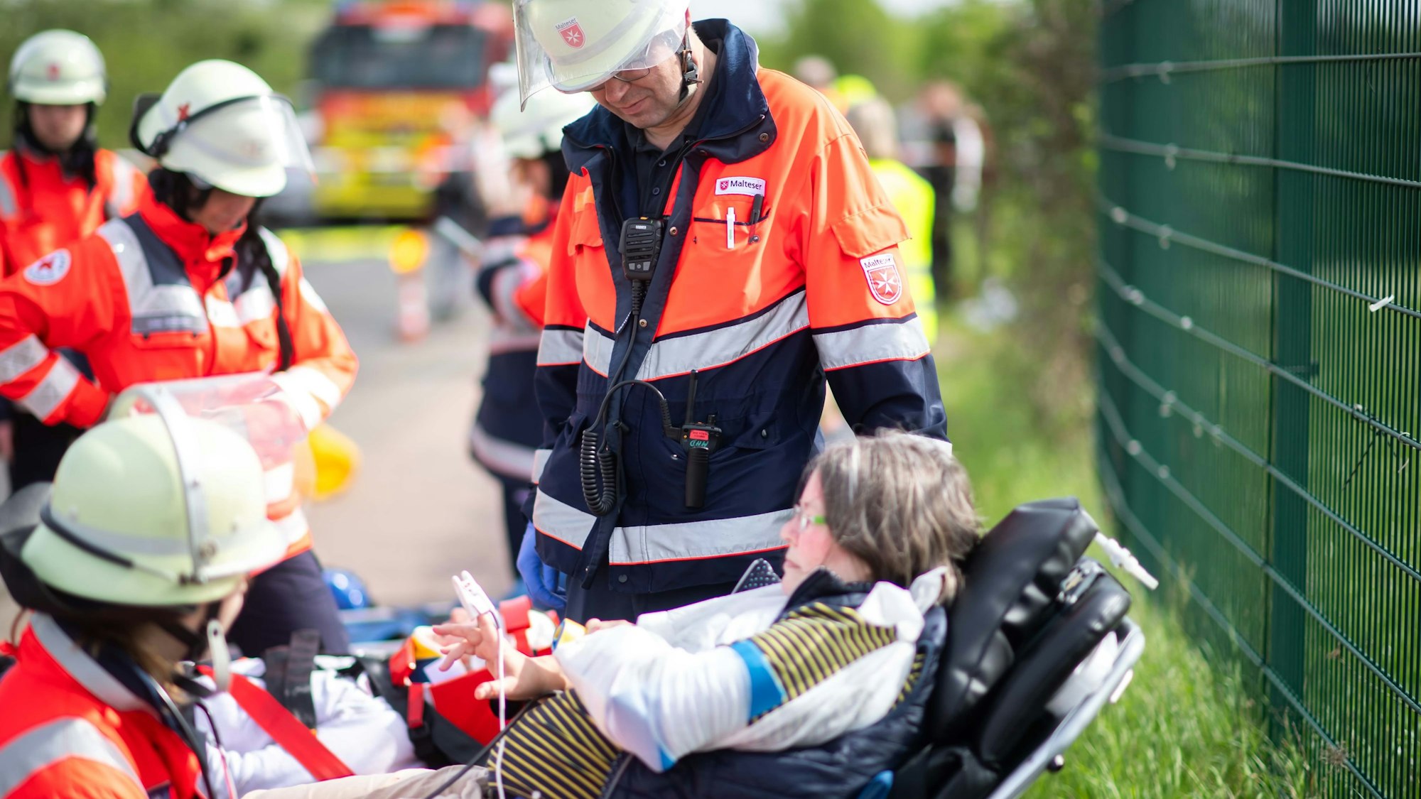 Bei einer Übung in Euskirchen kümmern sich Mitarbeiter des Rettungsdienstes um eine junge Frau auf einer Trage, die eine Verletzte darstellt.
