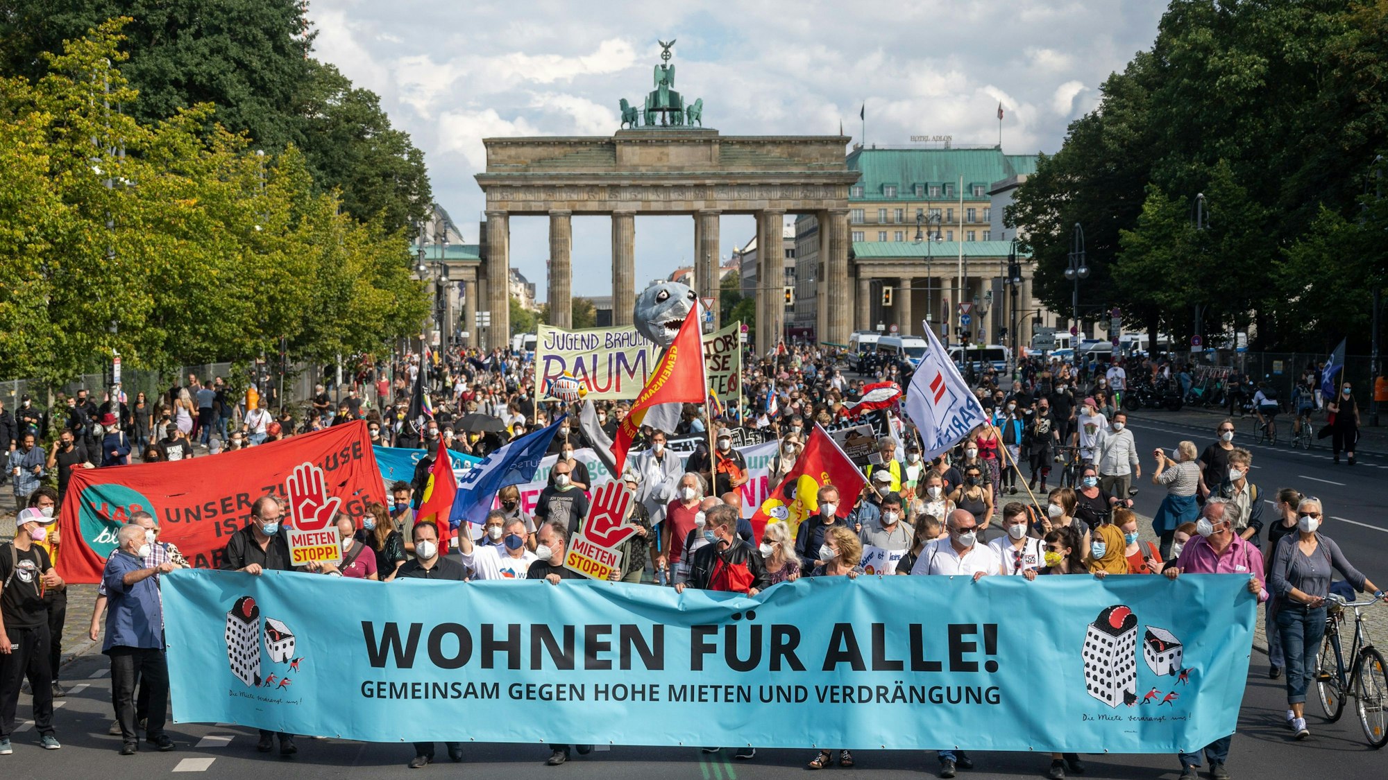 Bei einer Demonstration gegen hohe Mieten in Berlin halten Teilnehmer ein Transparent auf der Straße des 17. Juni vor dem Brandenburger Tor.