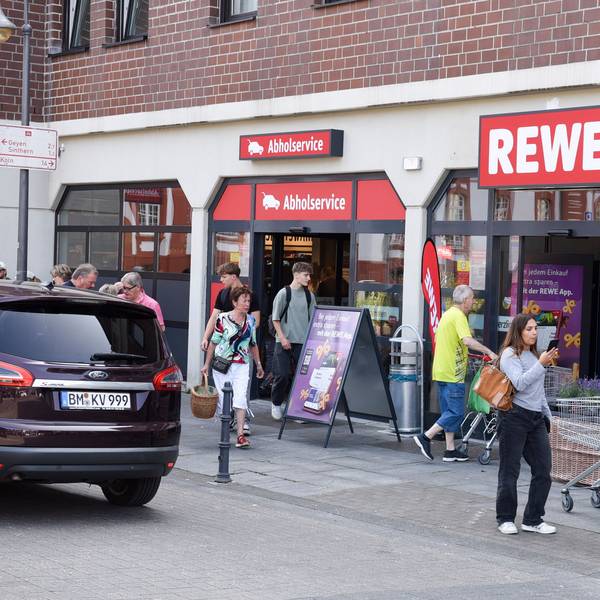 Der Eingang der neuen Rewe-Filiale