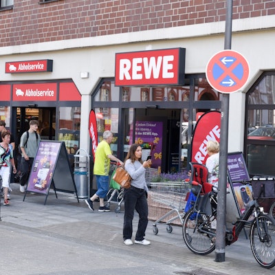 Der Eingang der neuen Rewe-Filiale