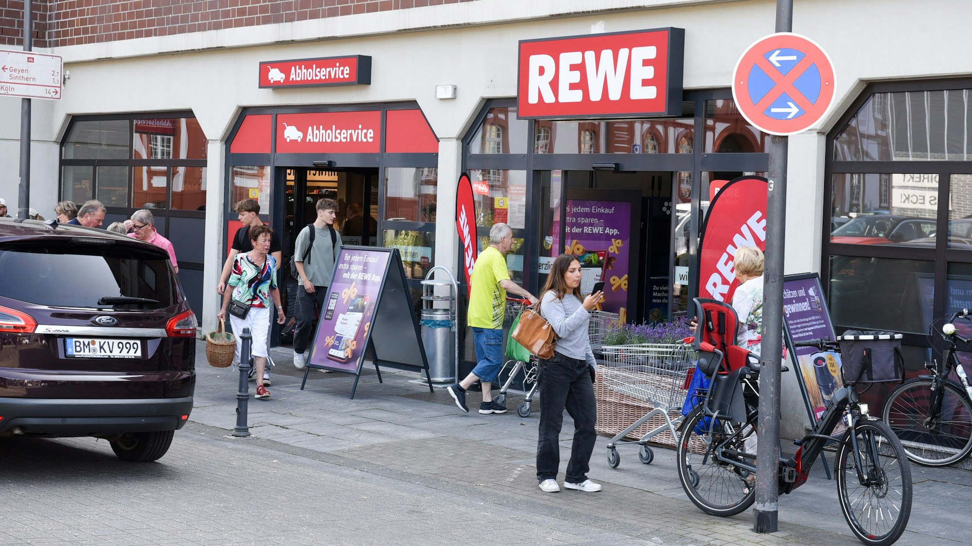 Der Eingang der neuen Rewe-Filiale