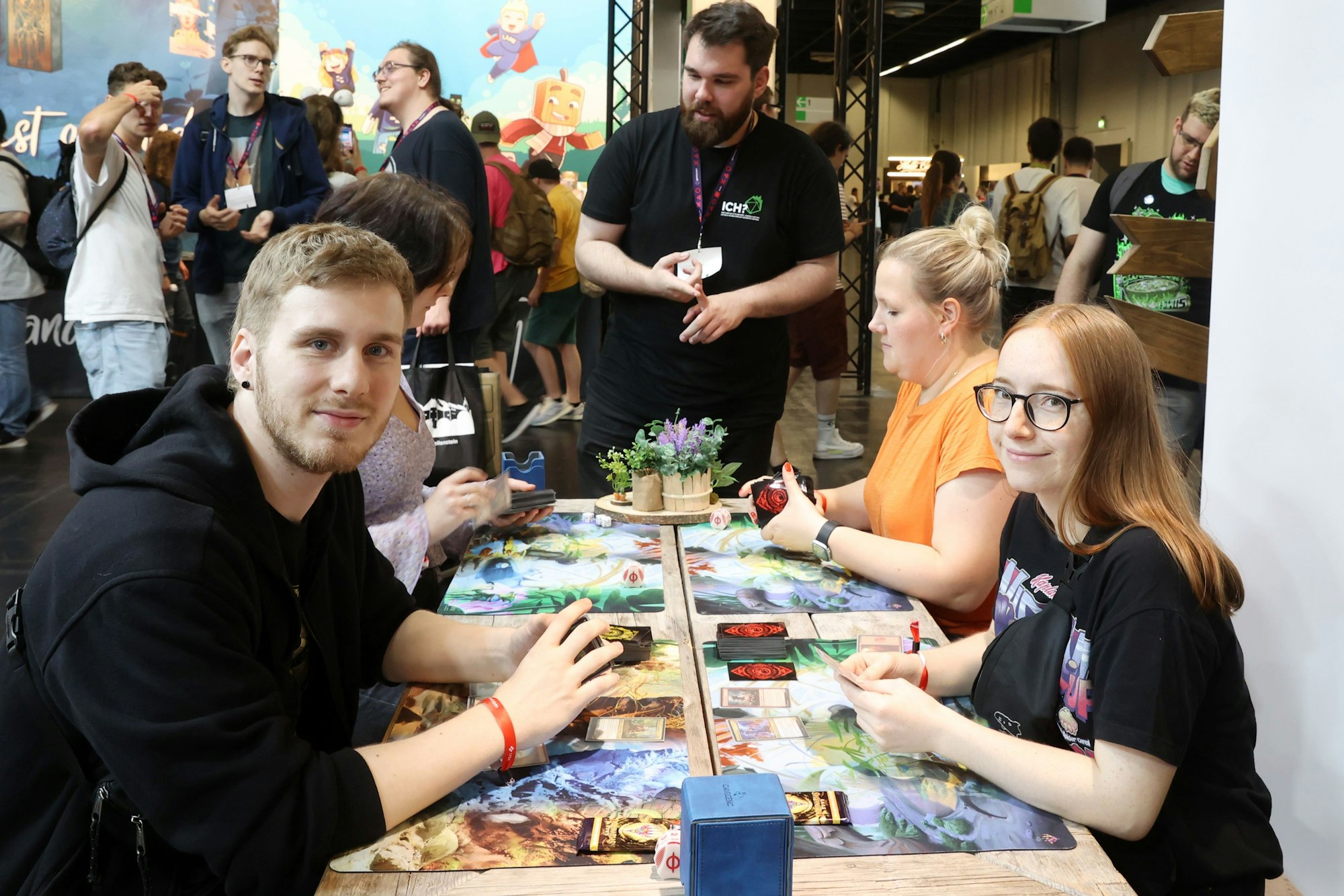 22.08.2024
Köln:
Computerspielemesse Gamescom in Köln: Personen aus der Gen-Z erklären Boomern die Gamescom
Maximilian (23) und Andrea (22) beim Magic spielen
Foto: Martina Goyert