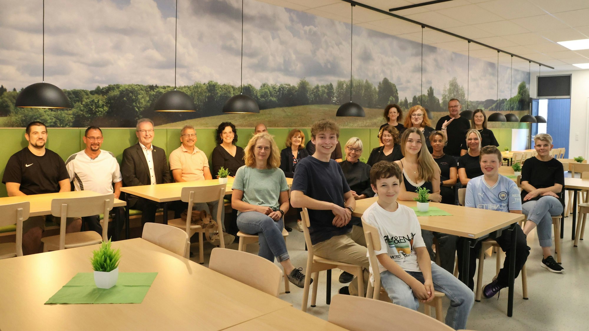 Schüler sitzen in einer neu gestalteten Mensa.