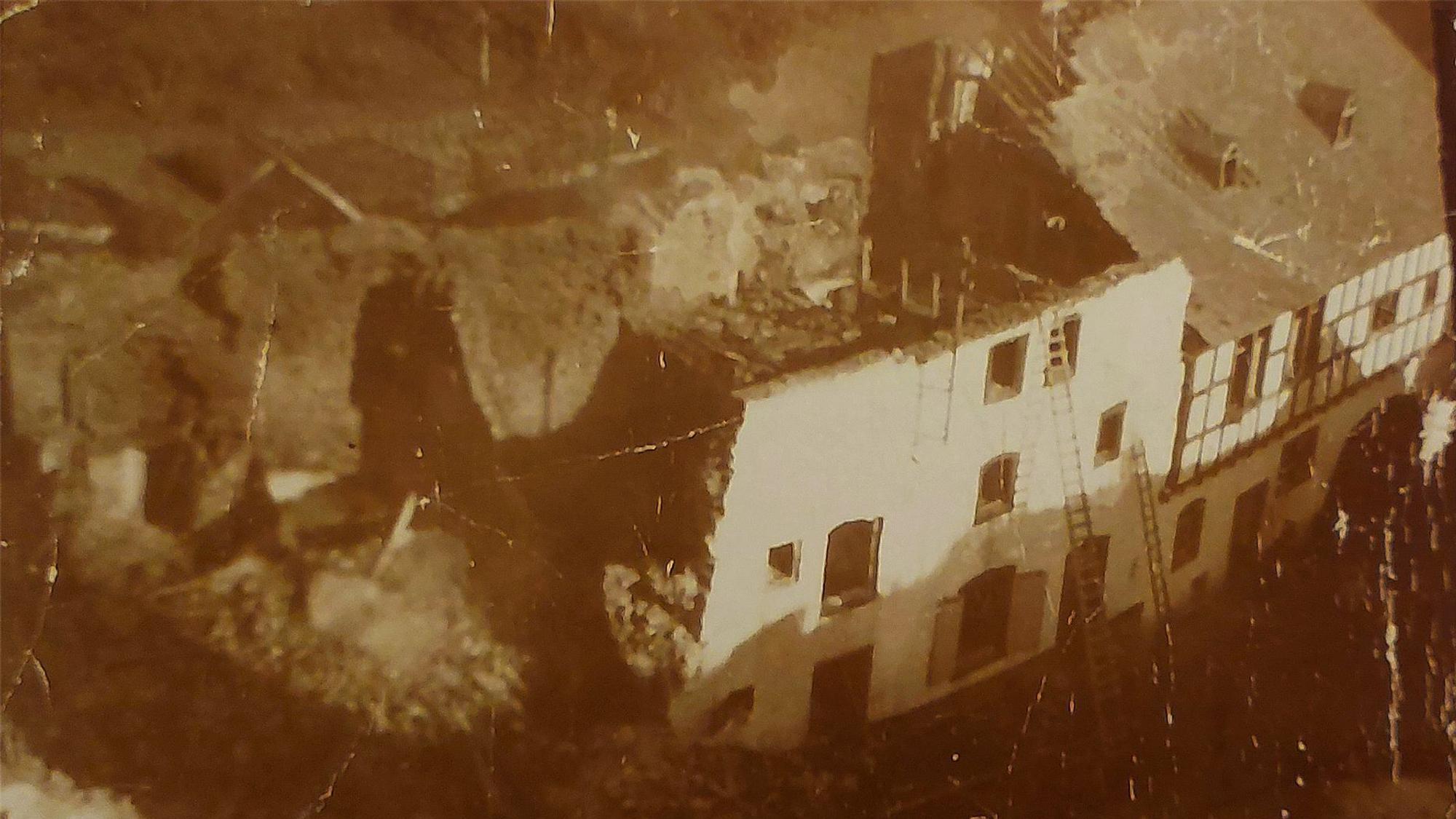 Das historische Foto zeigt die nach dem Brand 1920 völlig zerstörten Häuser in Dahlem-Kronenburg.
