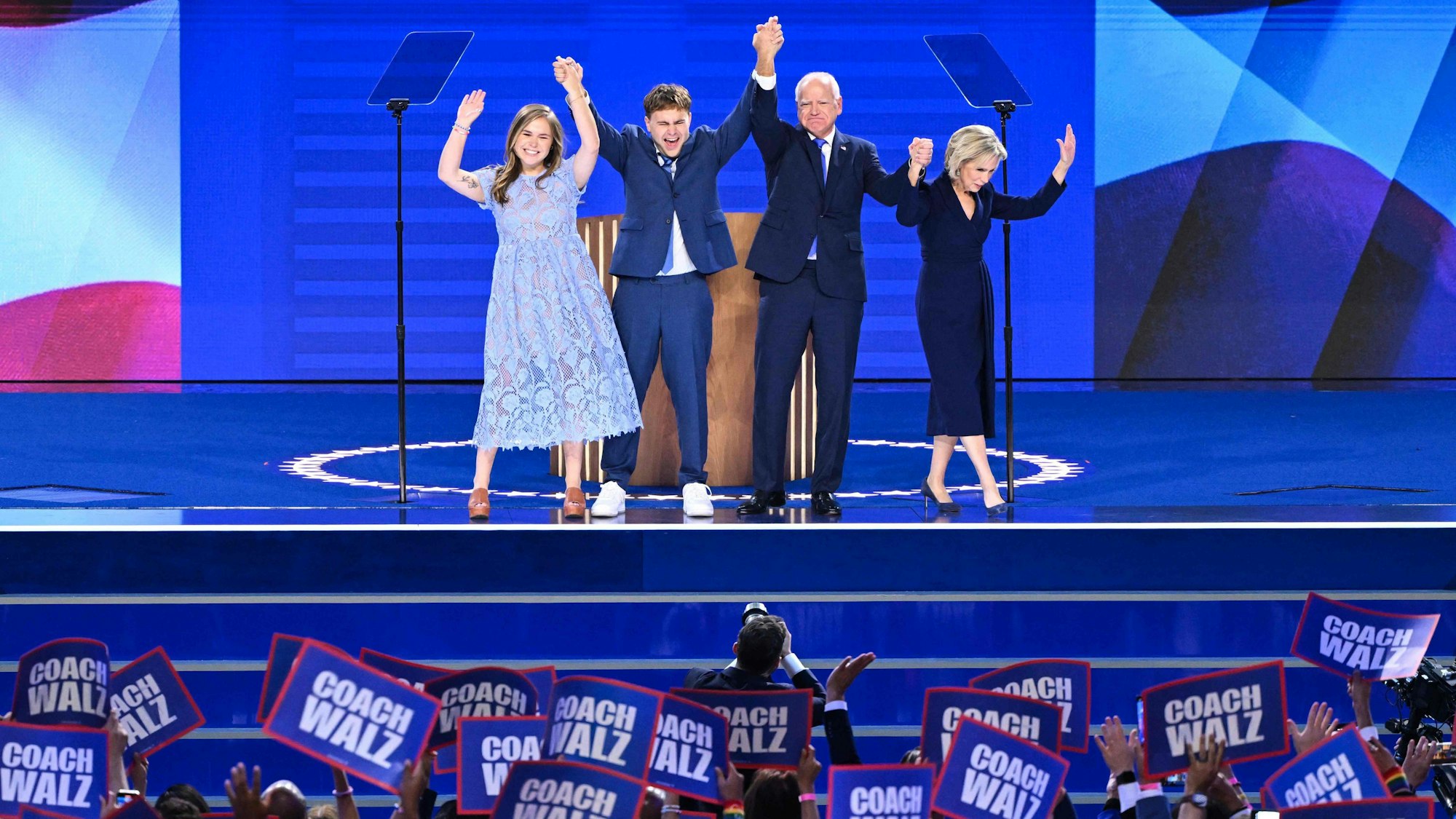 Eine große Party: Der Gouverneur von Minnesota und demokratische Vizepräsidentschaftskandidat Tim Walz steht auf der Bühne mit seiner Tochter Hope (L), seinem Sohn Gus (2L) und seiner Frau Gwen Walz.