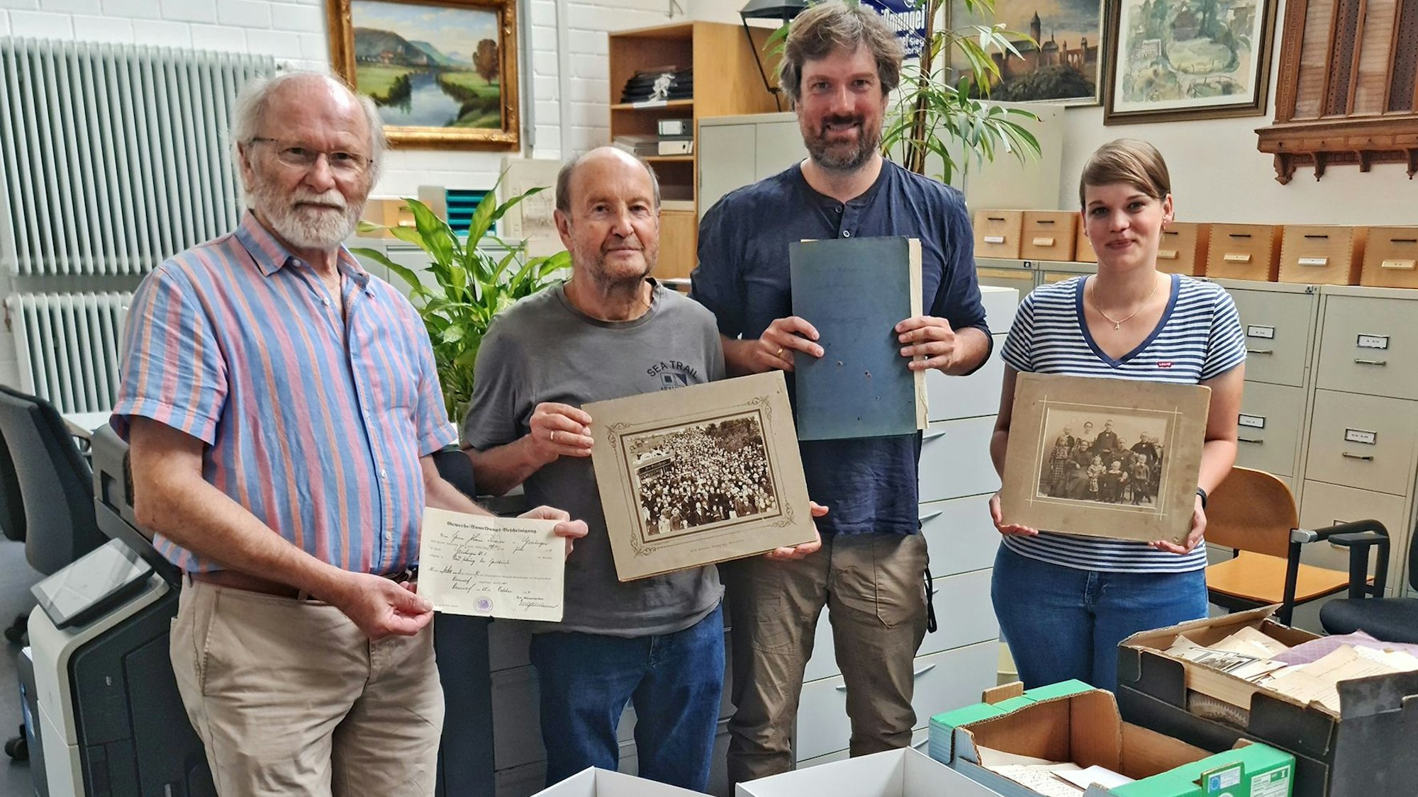 Ralph Hühnermann, Hans Strawe, Jan Baucke und Astrid Junkersfeld (v.l.) zeigen Bilder und Schriften von Johann Strawe.