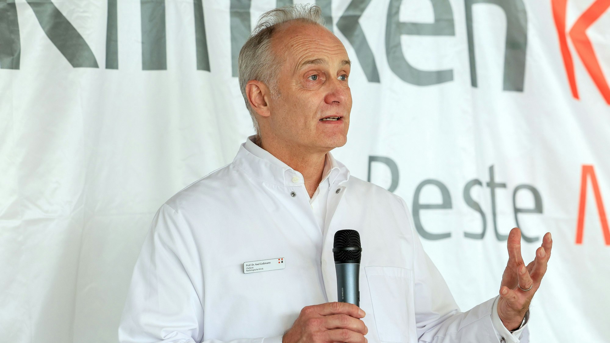 Prof. Dr. Axel Goßmann, Geschäftsführer der Kliniken der Stadt Köln, spricht in ein Mikrophon