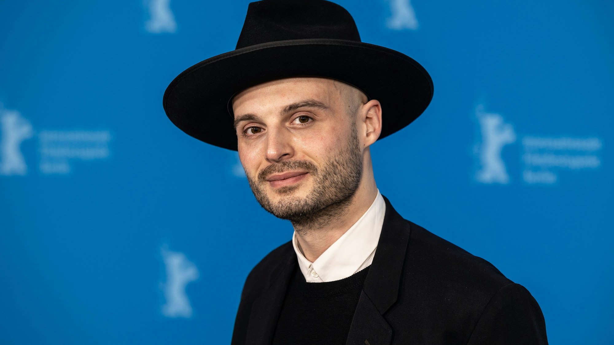 Tilman Singer trägt einen Hut und schaut in die Kamera.