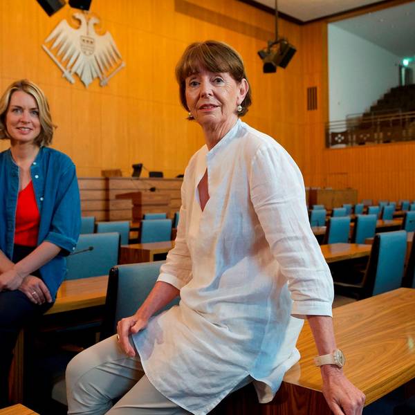 Die Kölner Oberbürgermeisterin Henriette Reker (vorne) mit Jessy Wellmer.