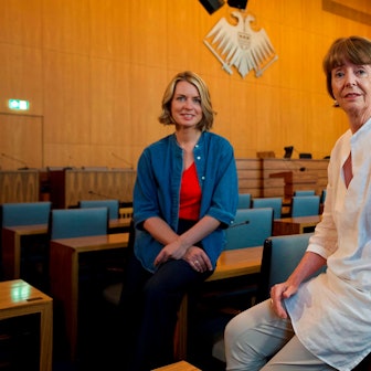 Die Kölner Oberbürgermeisterin Henriette Reker (vorne) mit Jessy Wellmer.