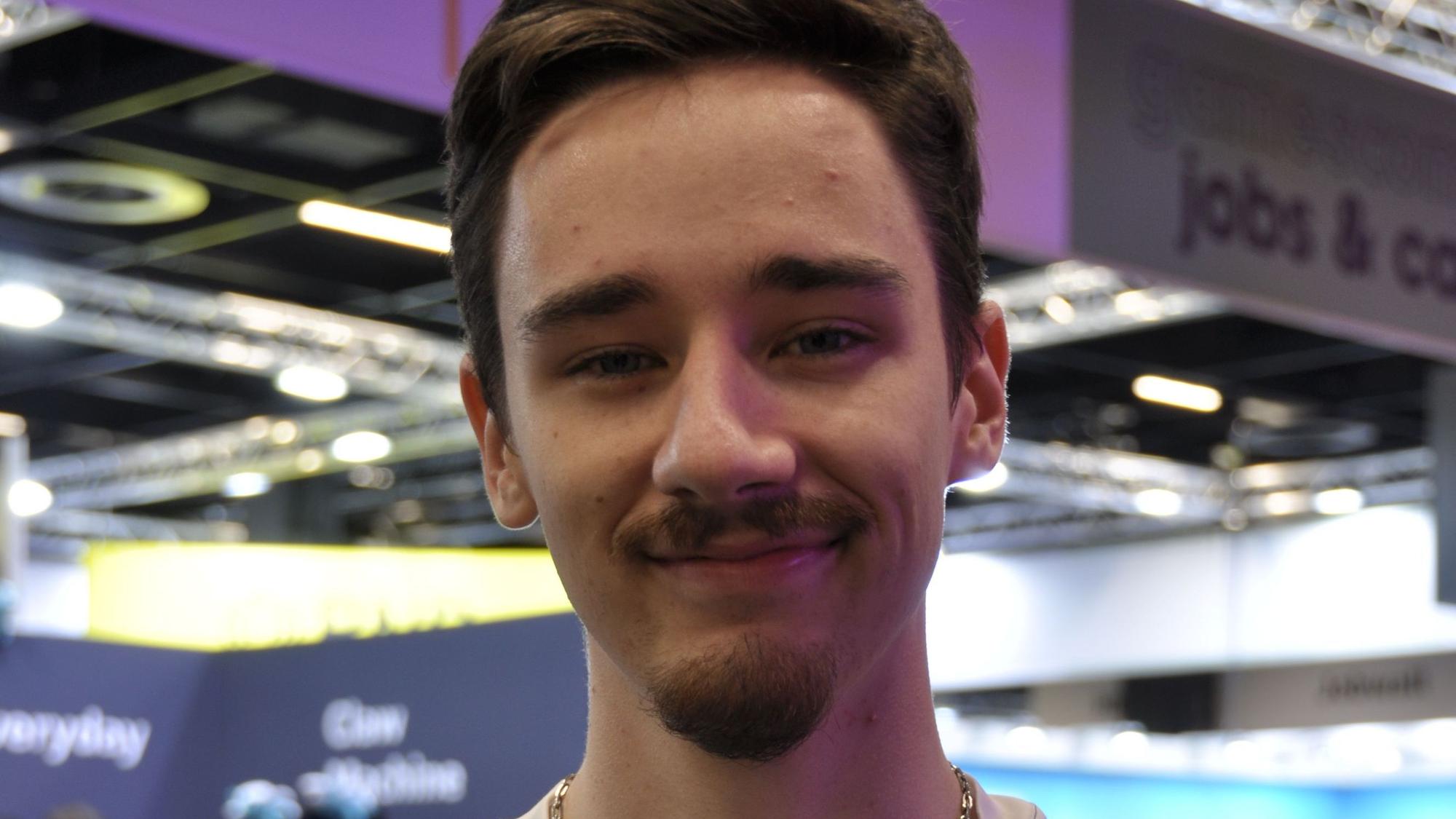 Auf der Gamescom 2024 in Köln beantworten Menschen aus der Gen Z typische Boomer-Fragen zu Gaming und co. Zudem wird ein Cosplay-Quiz umgesetzt.