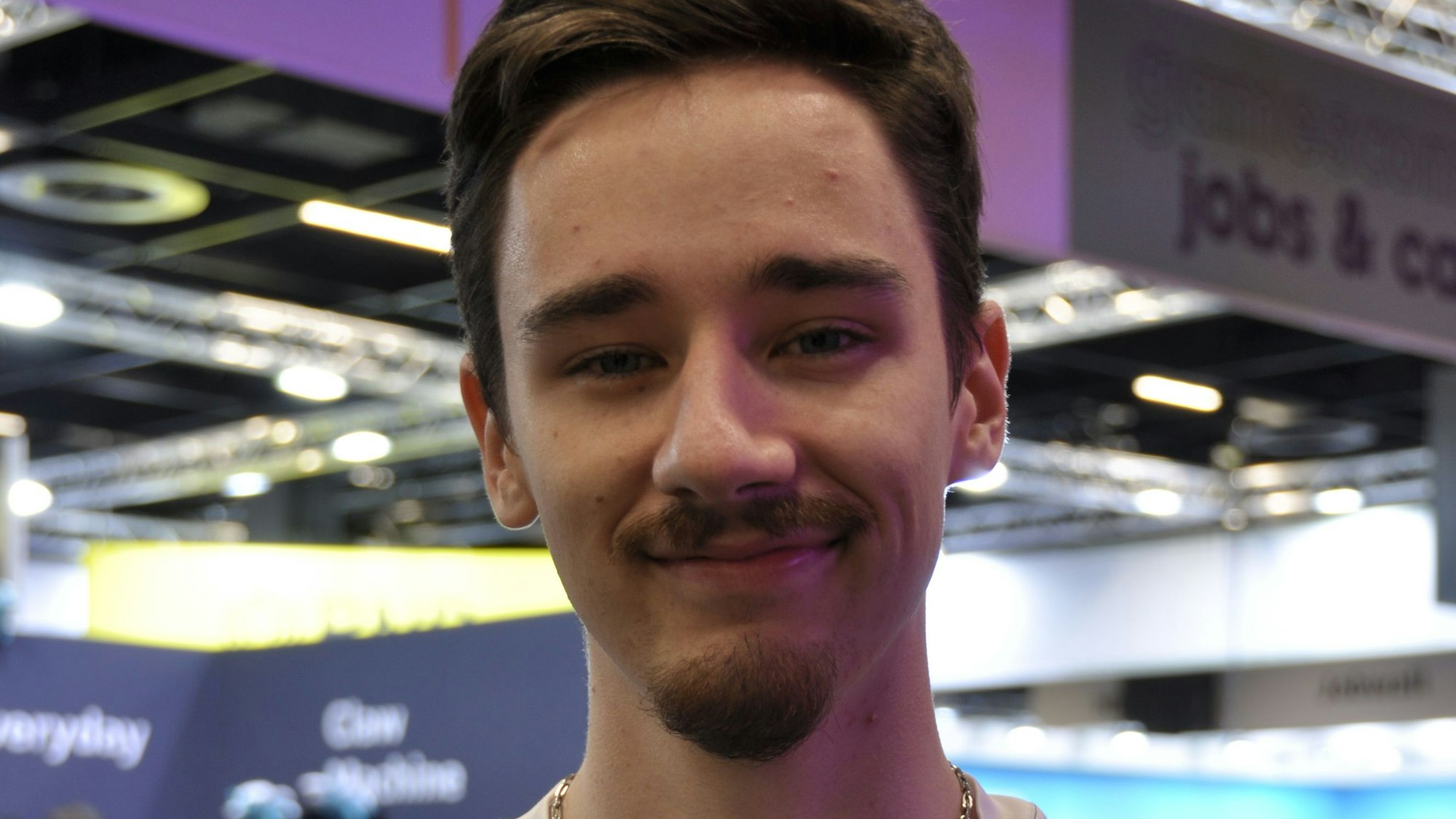 Auf der Gamescom 2024 in Köln beantworten Menschen aus der Gen Z typische Boomer-Fragen zu Gaming und co. Zudem wird ein Cosplay-Quiz umgesetzt.