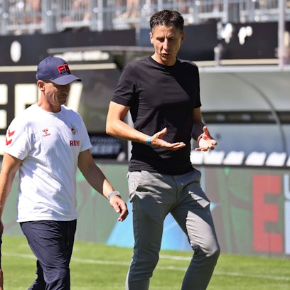 Kölns Sportchef Christian Keller (v.r.), Trainer Gerhard Struber und Assistent Bernd Eibler diskutieren nach dem Zweitligaspiel in Elversberg.