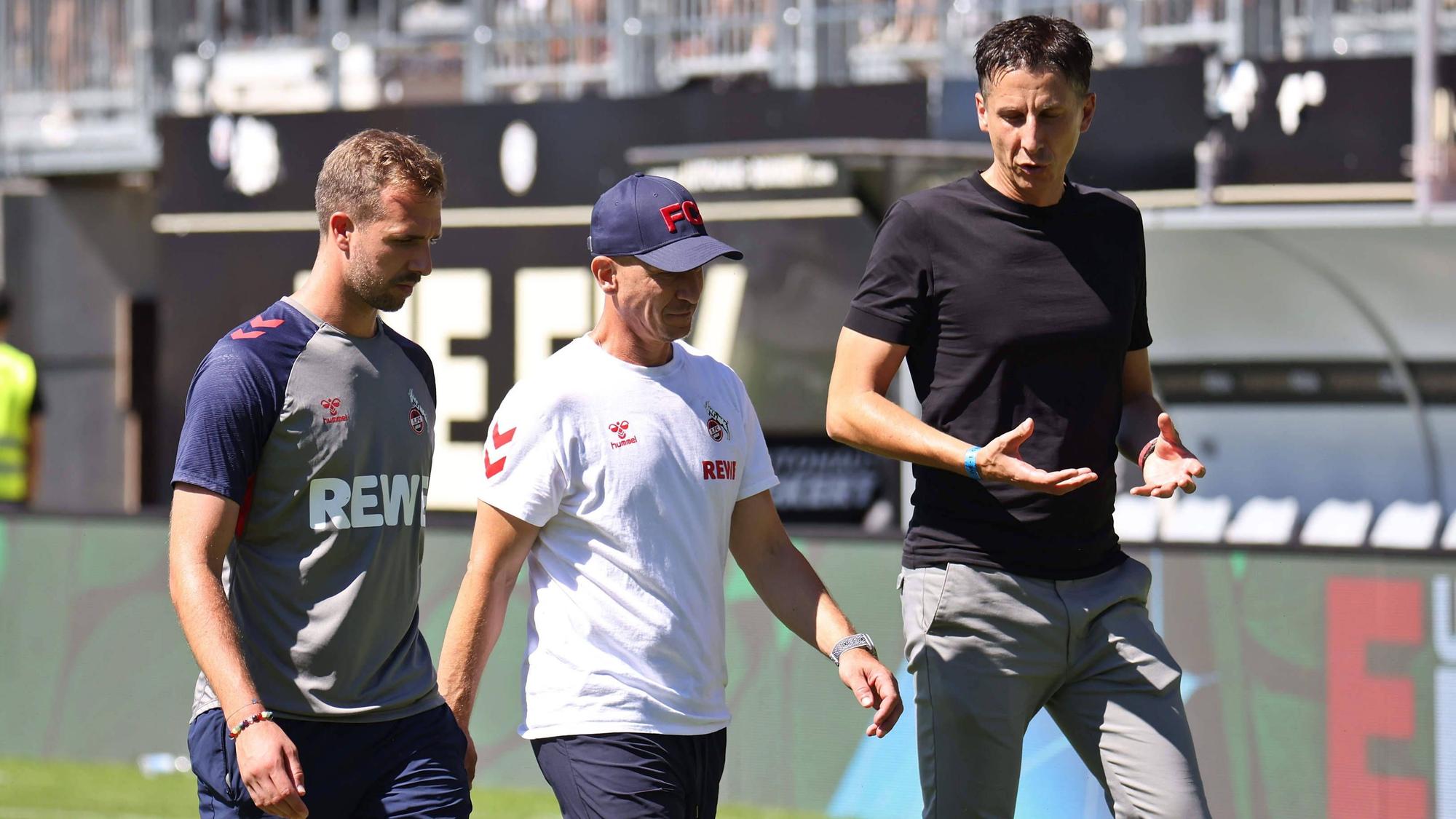 Kölns Sportchef Christian Keller (v.r.), Trainer Gerhard Struber und Assistent Bernd Eibler diskutieren nach dem Zweitligaspiel in Elversberg.